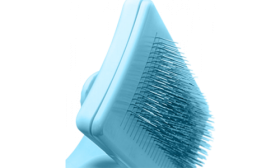 Vedere laterală perie albastră auto-curățare pentru pisici, cu peri fini pentru îngrijire blândă.