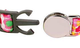 Zgardă roșie florală cu cataramă metalică, bretea reglabilă, inel argintiu pentru medalion pisica și clopoțel.